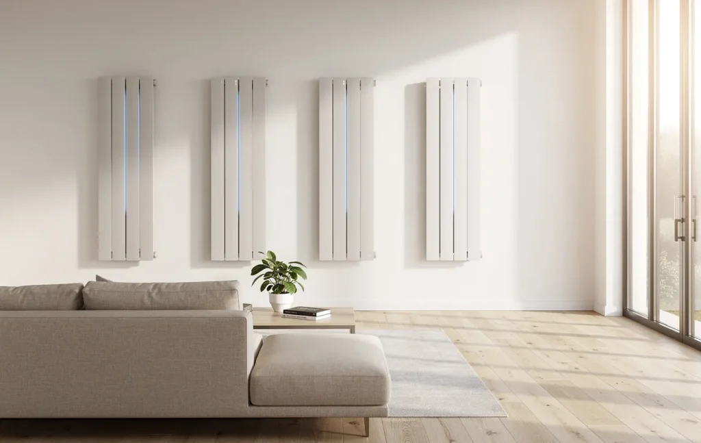 Cinq radiateurs électriques modernes sont installés dans un salon minimaliste lumineux baigné de lumière matinale.