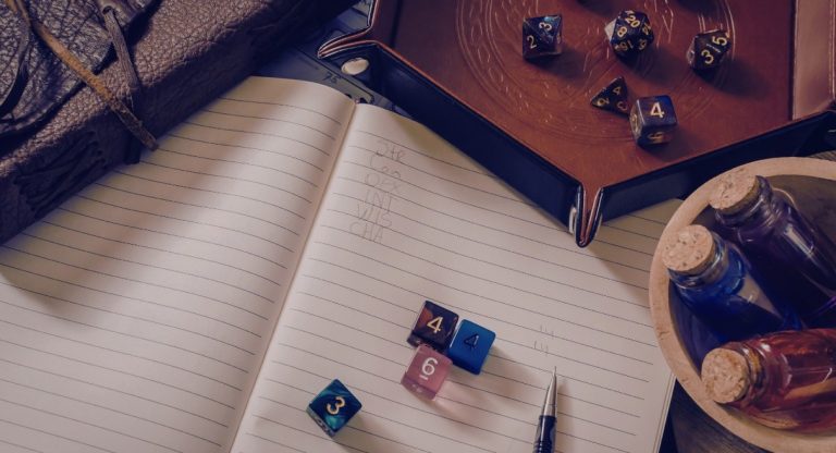 Dés polyédriques et carnet pour une session de jeu de rôle sur table
