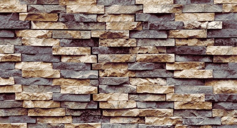 Mur recouvert de pierres de parement collées, finition naturelle et rustique