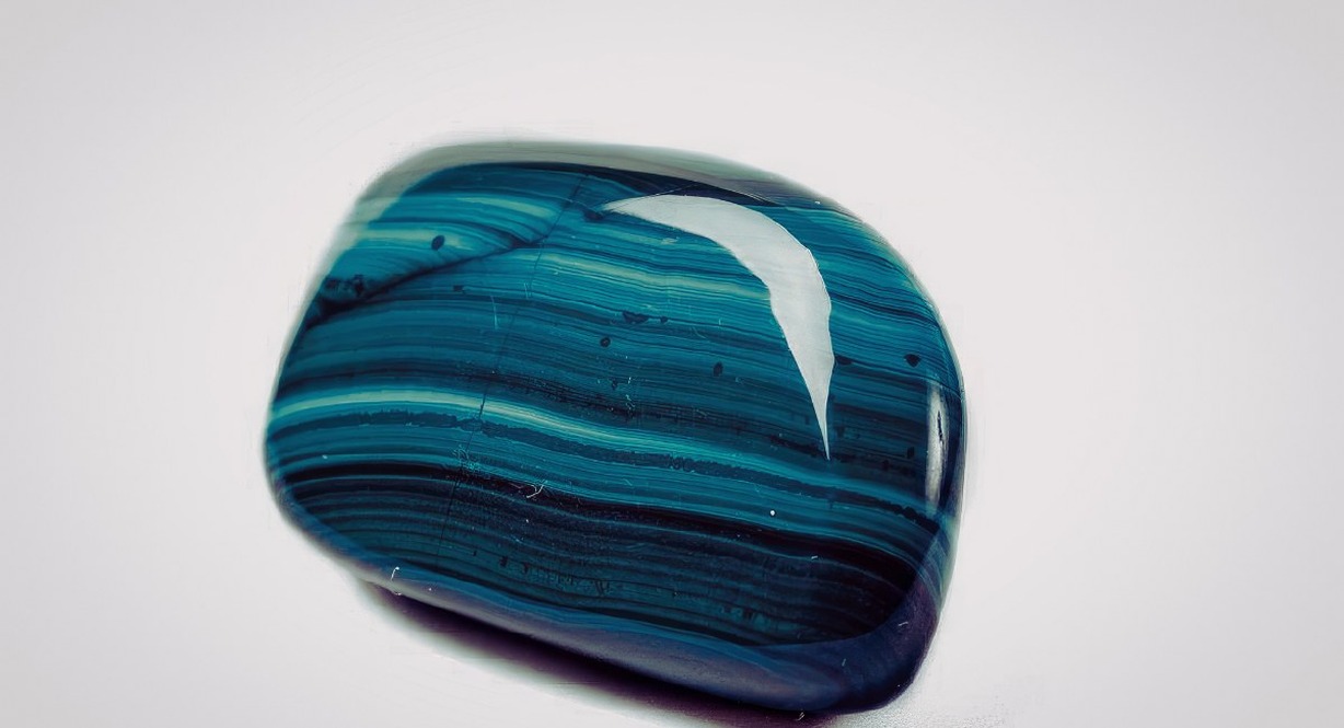 Pierre de malachite polie avec surface brillante et veinée