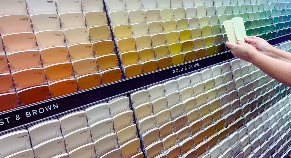 Rayons colorés d'échantillons de peinture dans un magasin de décoration