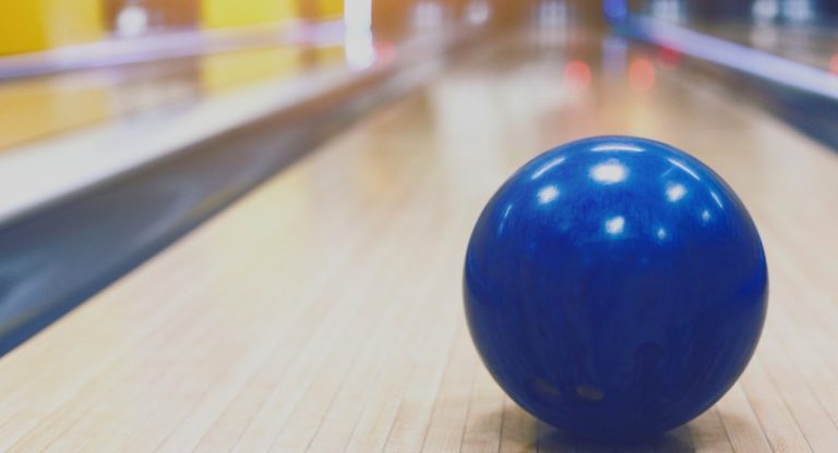 Boule de bowling en gros plan sur la piste