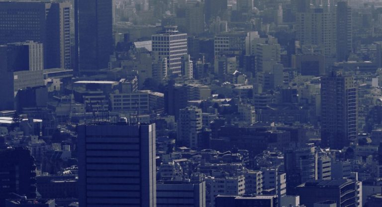 Paysage urbain de Tokyo en monochrome gris avec une atmosphère sombre