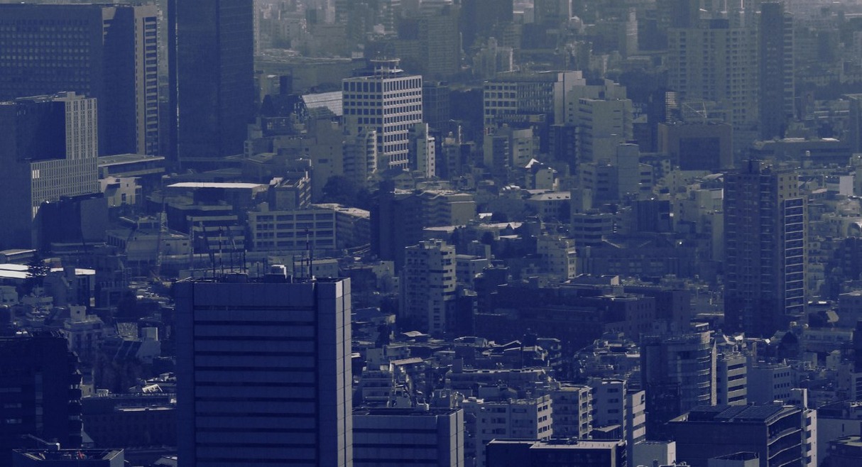 Paysage urbain de Tokyo en monochrome gris avec une atmosphère sombre