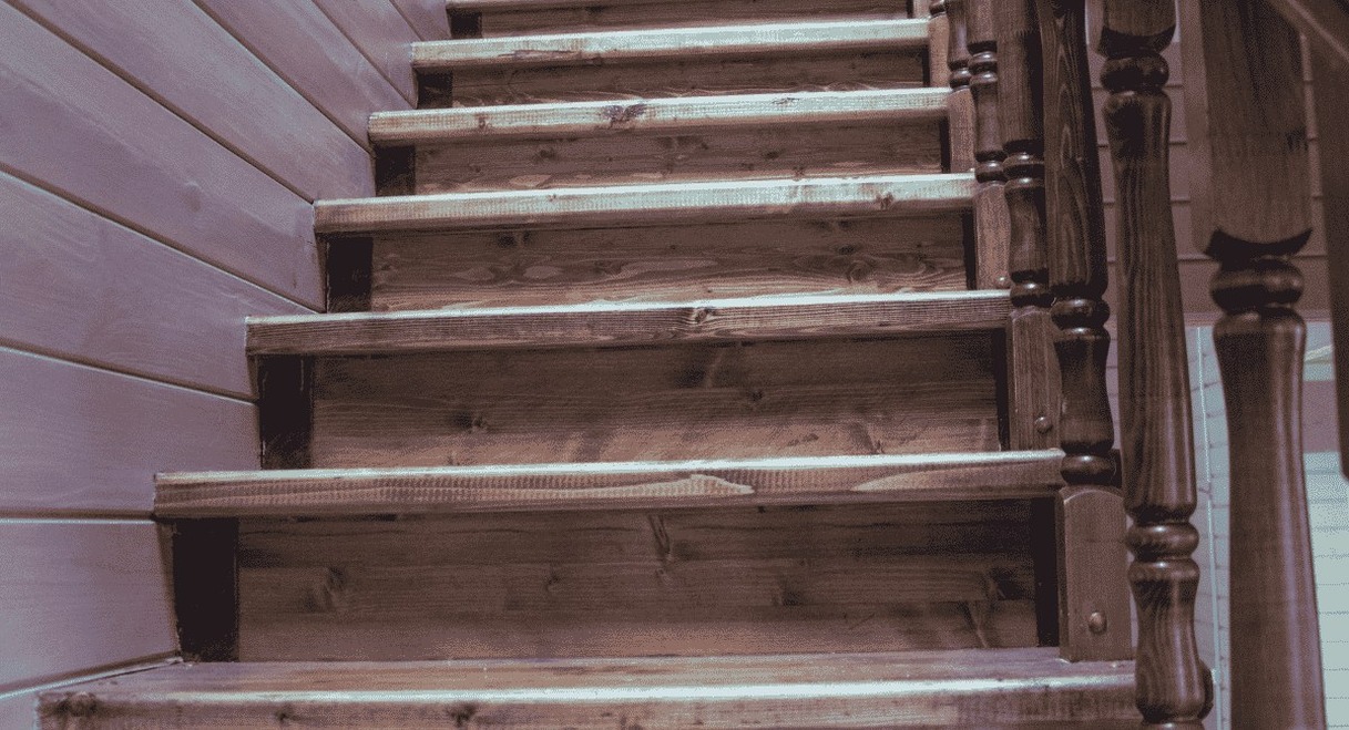 Escalier en bois avec rampe tournée dans une maison particulière