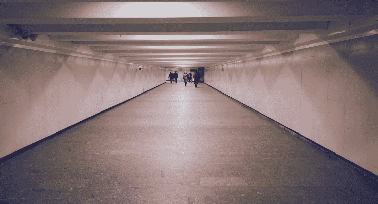 Couloir souterrain futuriste dans un univers SCP Roleplay sur Roblox