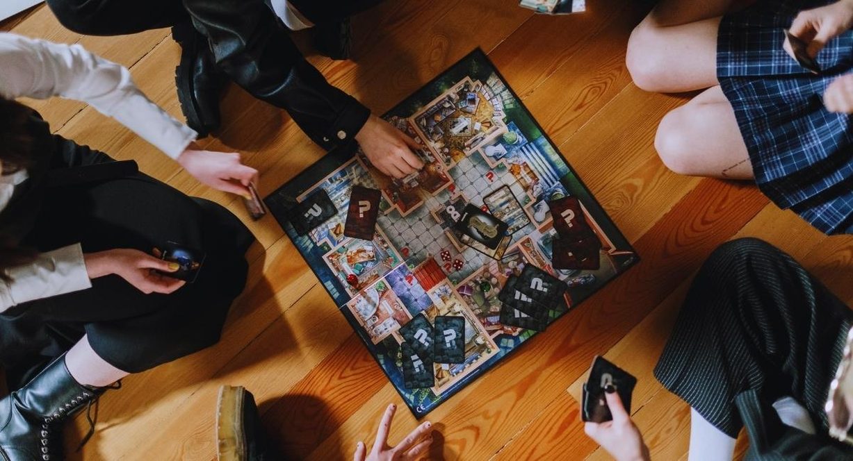 Vue aérienne d'un groupe jouant autour d'un plateau de jeu de société